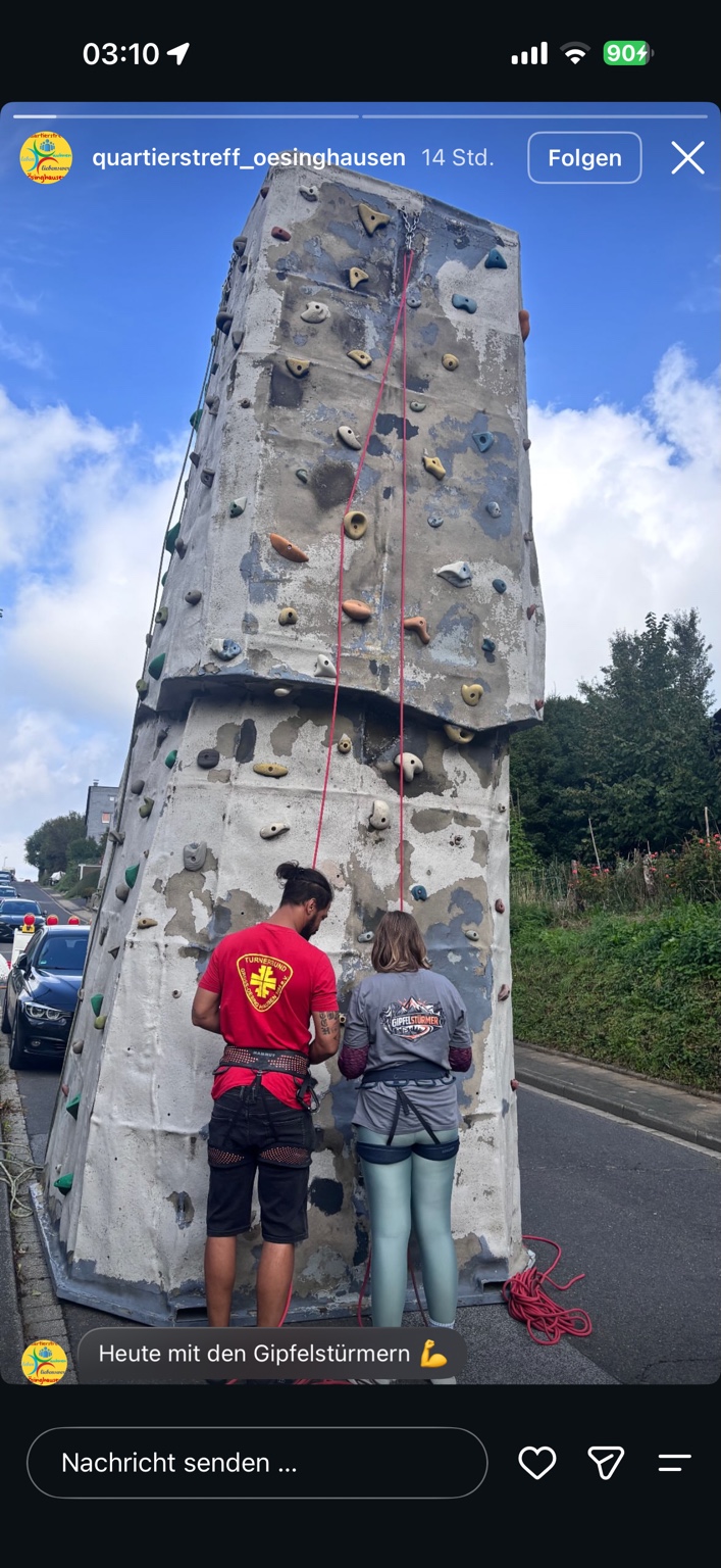 Die Gipfelstürmer sichern an einer mobilen Kletterwand beim Dorffest in Ösinghausen
