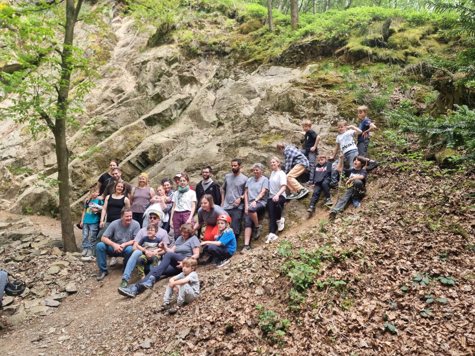 Die Gipfelstürmer als Gruppe gemeinsam am Kletterfelsen