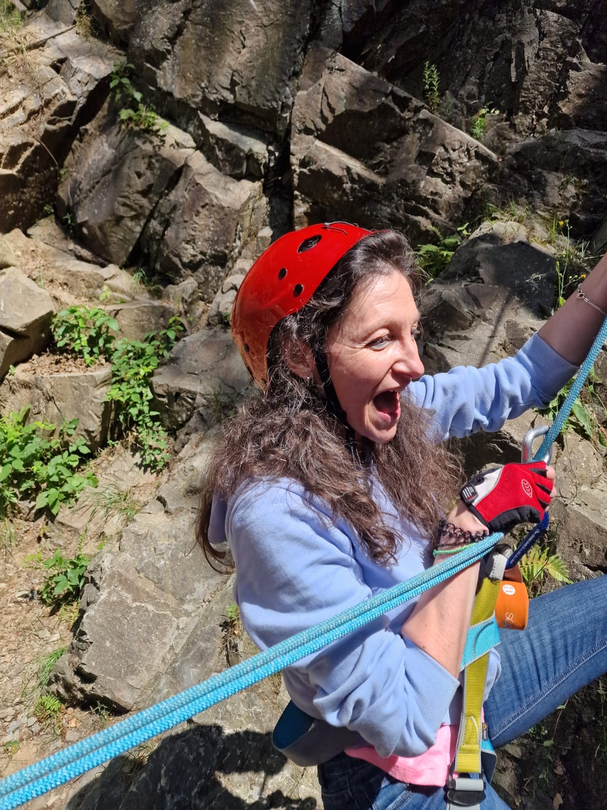 Kletterin am Fels