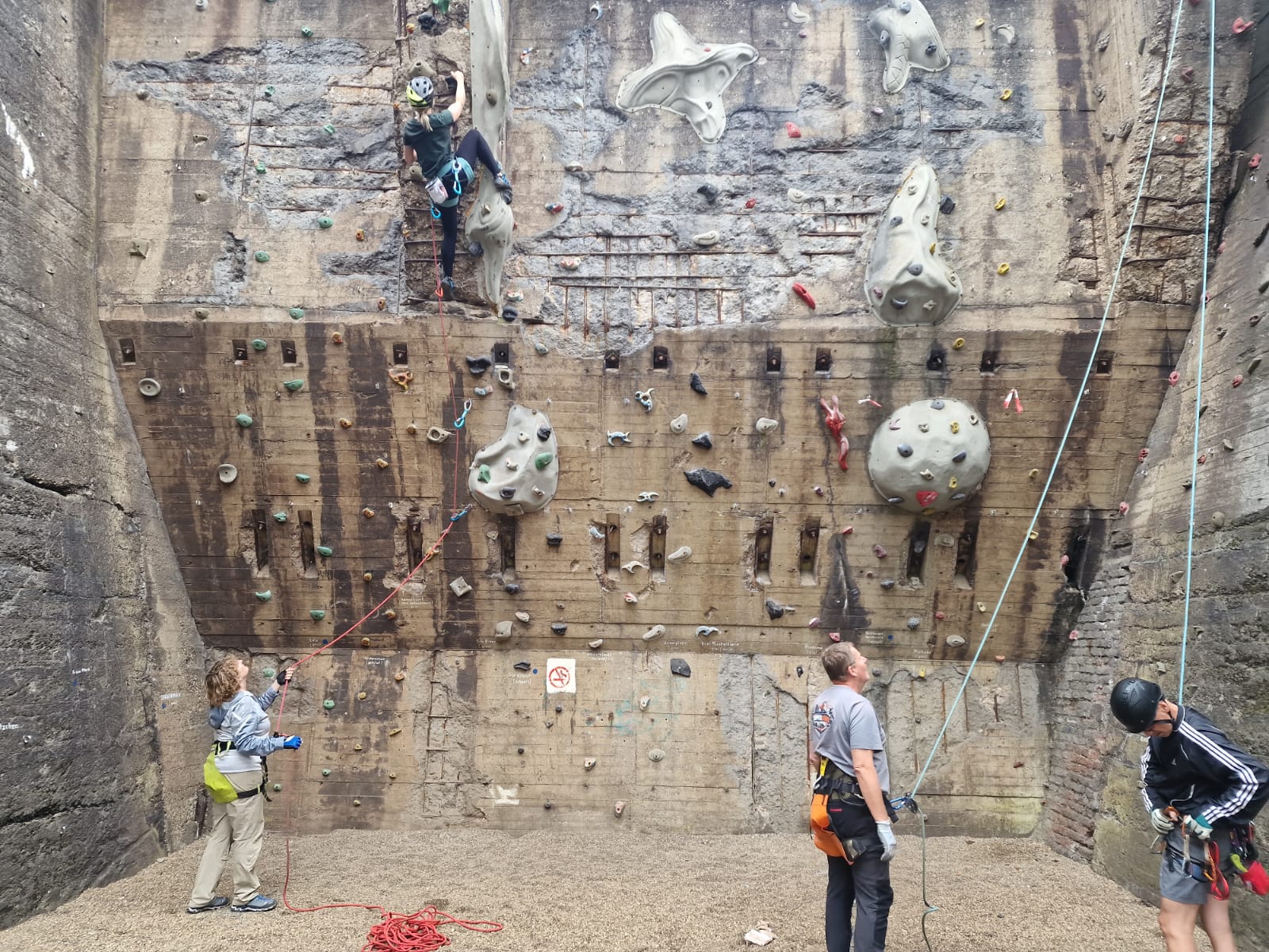 Kletternde an der Industriewand im Landschaftspark Duisburg
