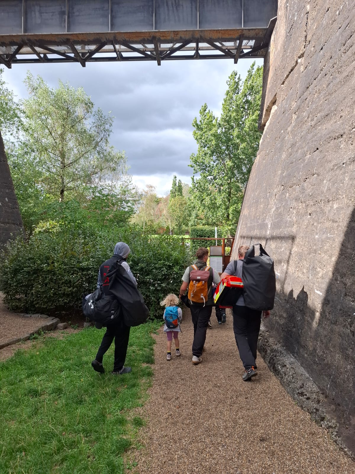 Die Gruppe auf dem Weg zur Kletterwand