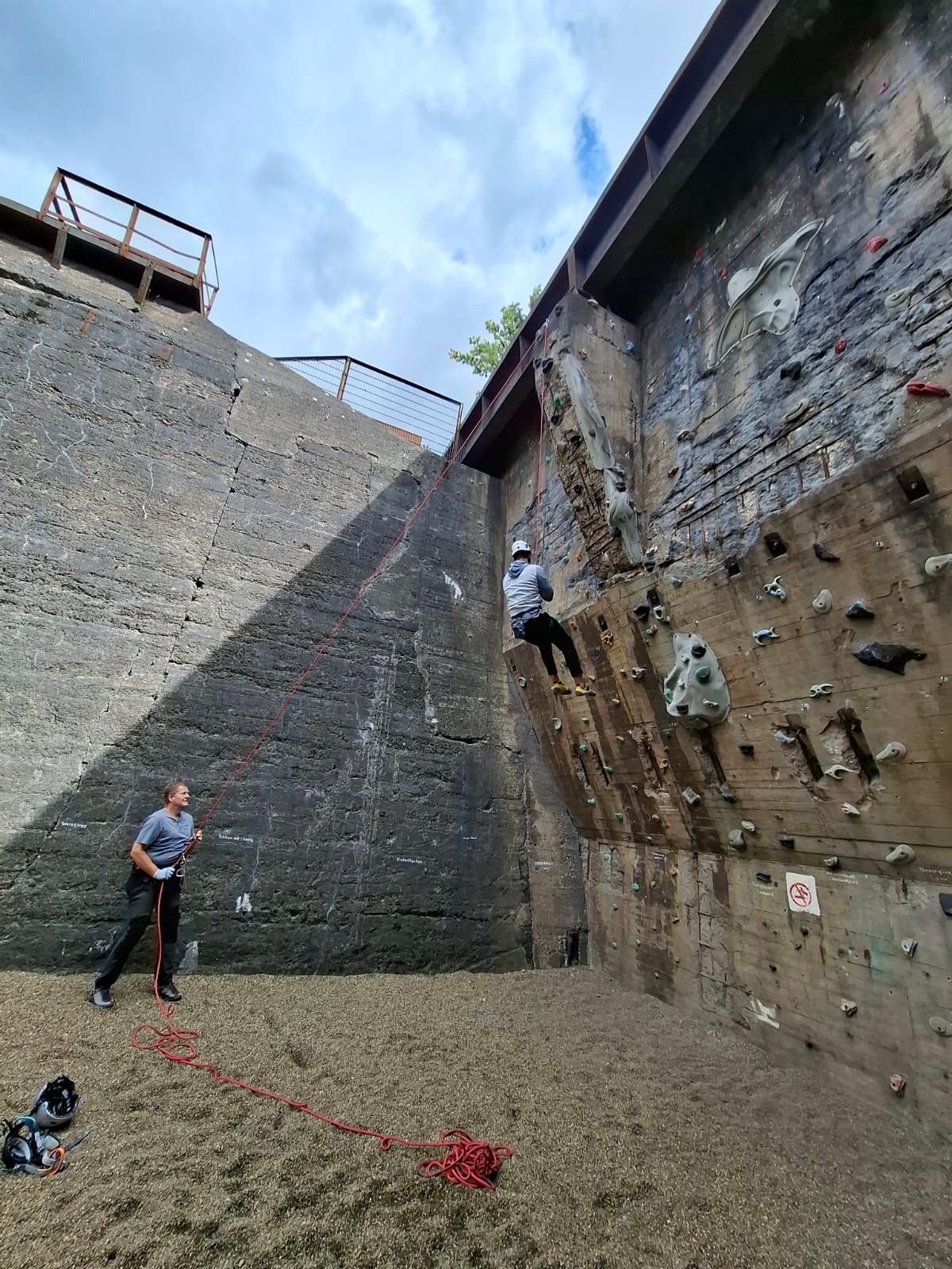Klettertraining an einer Industriewand