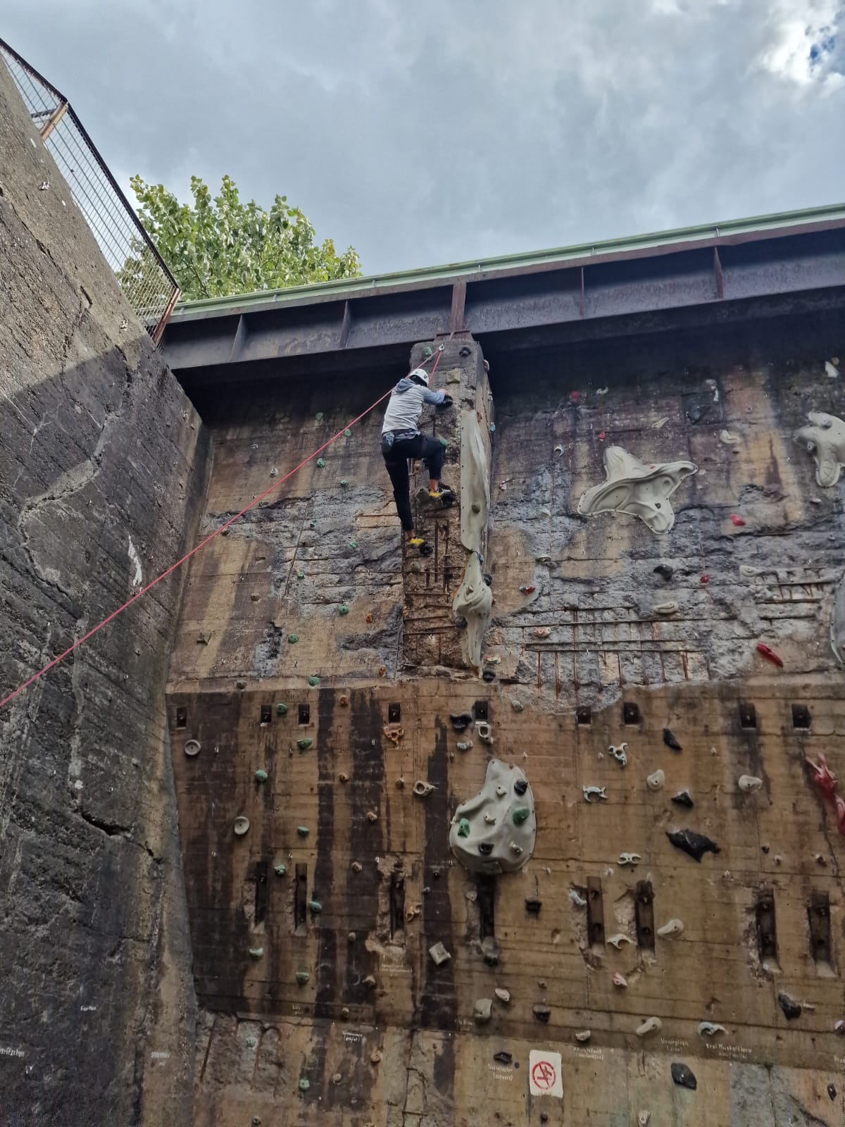 Kletternder an einer Wand im Landschaftspark Duisburg