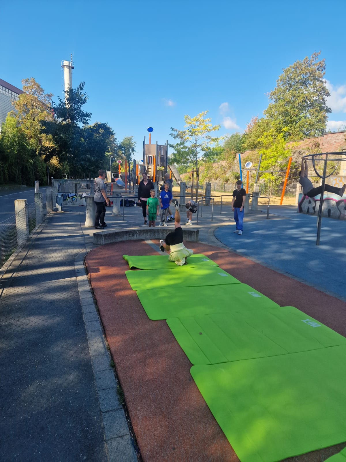 Teilnehmende üben Bewegungsabläufe im Parcourspark Wuppertal-Wichlinghausen